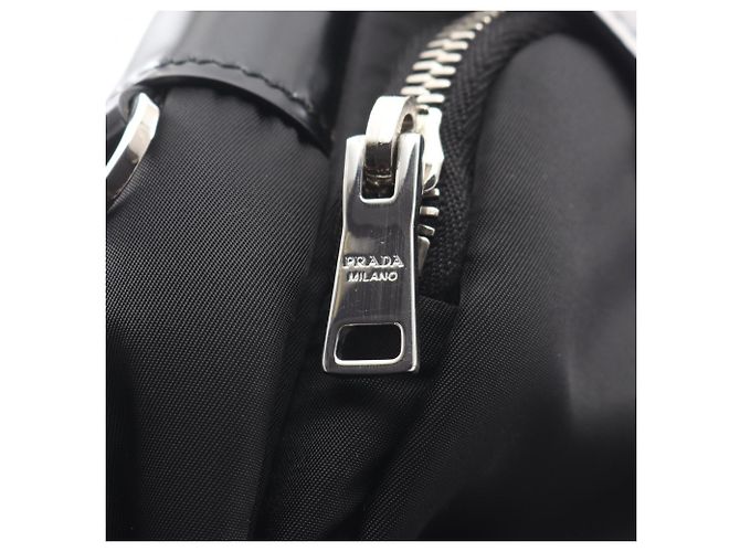 Prada Schultertasche aus schwarzem Nylon und Leder - Ansicht 10