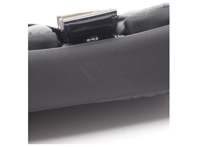 Prada Schultertasche aus schwarzem Nylon und Leder - Ansicht 11