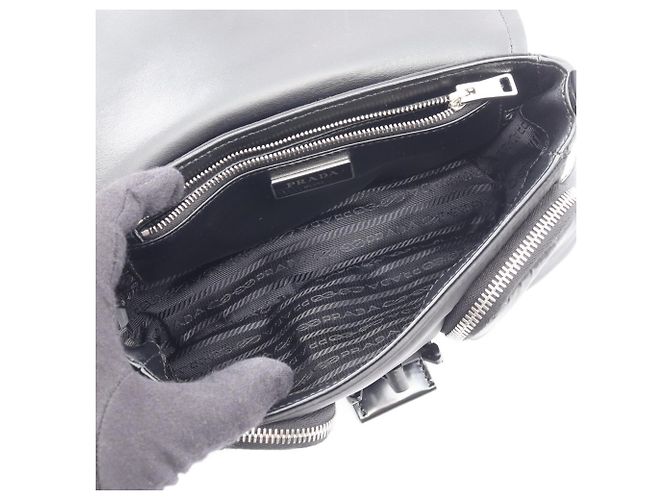 Prada Schultertasche aus schwarzem Nylon und Leder - Ansicht 3