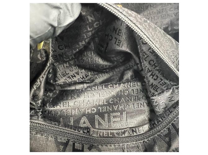 Timeless Chanel Mini Boston Tasche aus schwarzem Leder - Ansicht 10