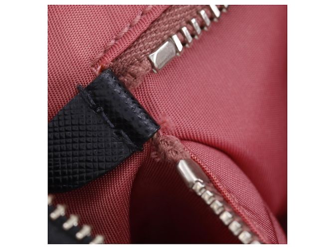 Prada Nylon Schultertasche Schwarz mit Logo - Ansicht 11
