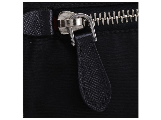 Prada Nylon Schultertasche Schwarz mit Logo - Ansicht 15