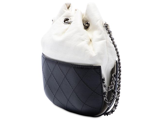 Chanel Gabrielle Bucket Bag Small aus gestepptem Kalbsleder bicolor weiß - Ansicht 2