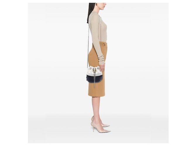 Chanel Gabrielle Bucket Bag Small aus gestepptem Kalbsleder bicolor weiß - Ansicht 6