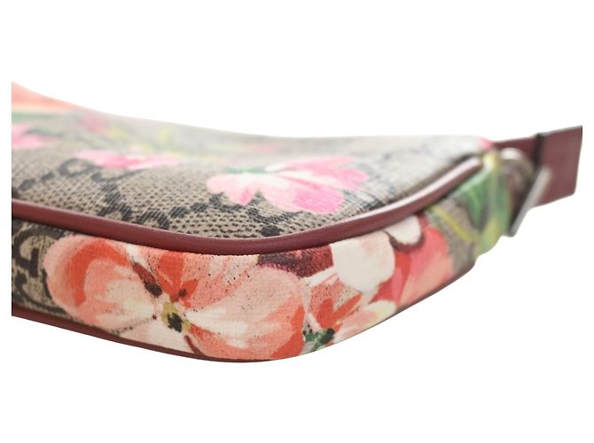 Gucci Mini Pochette com Corrente GG Supreme Blooms Bege - vista 6