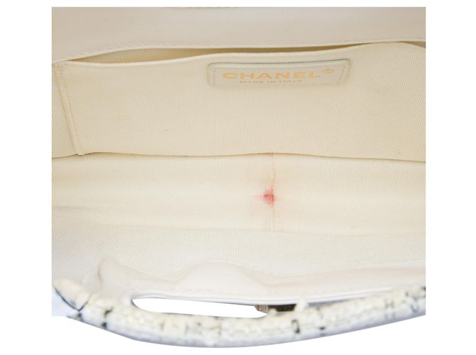Bolsa Chanel em couro de bezerro envelhecido acolchoado branco com acabamento em tweed CC e alça recortada - vista 4