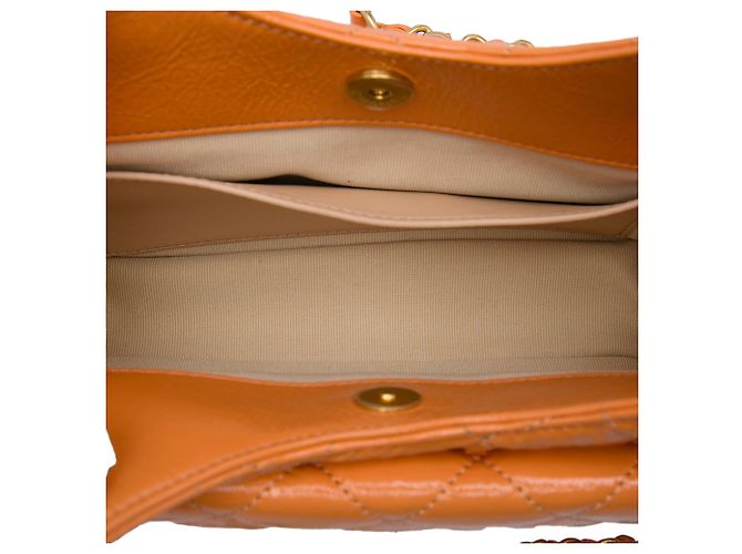 Chanel Orange Small Shiny Crumpled Calfskin Wavy CC Hobo Arancione - vista 4