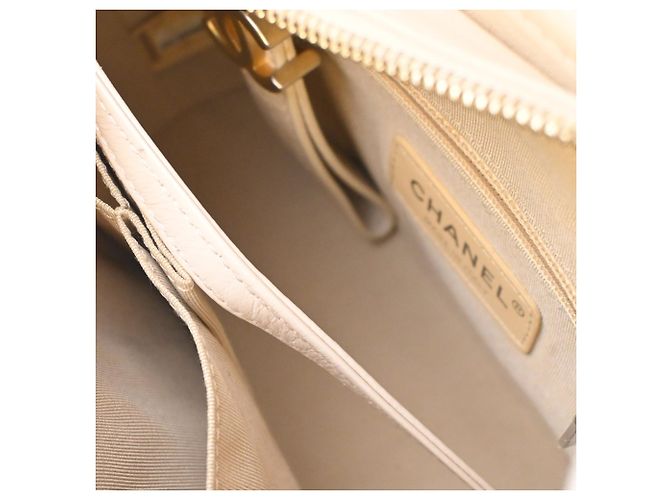 Chanel Gabrielle Hobo Small in pelle di vitello invecchiata bianca chevron Bianco Crudo - vista 4