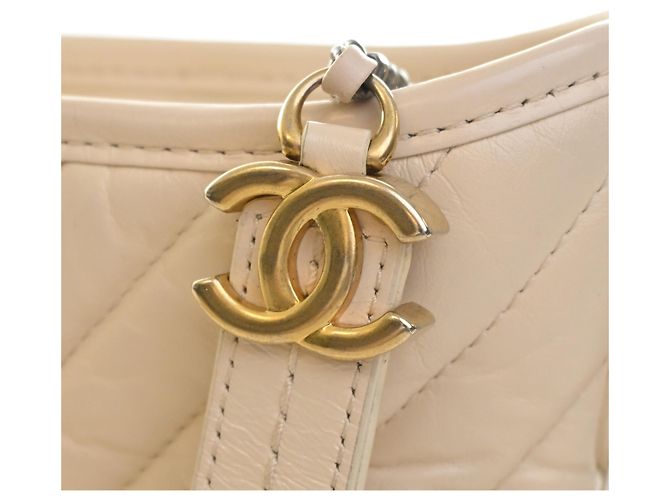 Chanel Gabrielle Hobo Small in pelle di vitello invecchiata bianca chevron Bianco Crudo - vista 6