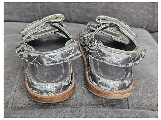 Chanel silberne gesteppte Leder-Sandalen CC-Logo - Ansicht 10