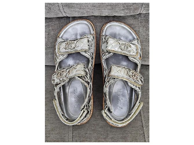 Chanel silberne gesteppte Leder-Sandalen CC-Logo - Ansicht 15