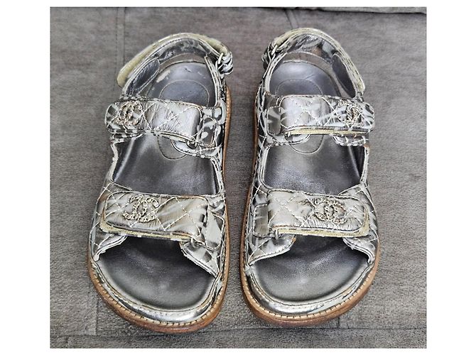 Chanel silberne gesteppte Leder-Sandalen CC-Logo - Ansicht 2