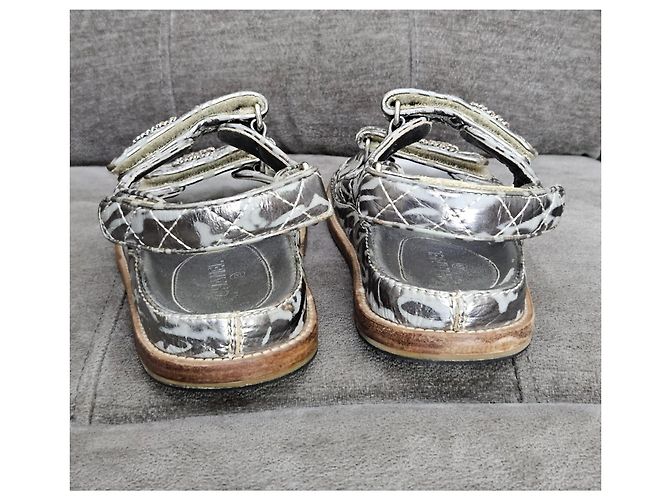 Chanel silberne gesteppte Leder-Sandalen CC-Logo - Ansicht 8