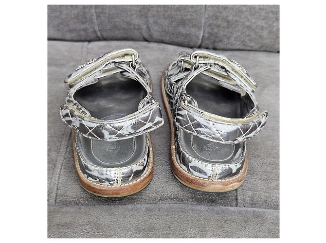 Chanel silberne gesteppte Leder-Sandalen CC-Logo - Ansicht 9