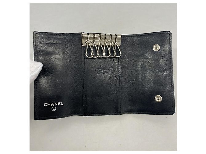 Porta-chaves Chanel em couro de bezerro grão preto - vista 3