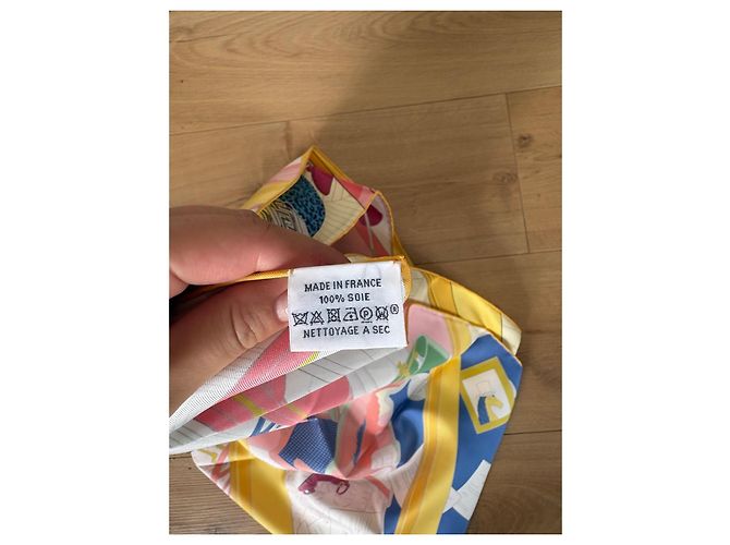 Lenço de seda Hermès "Mystère au 24" de Jonathan Burton Marrom Rosa Branco Vermelho Azul Verde Cinza Amarelo - vista 7