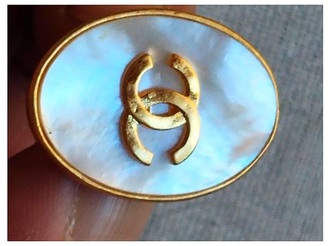 Orecchini Chanel CC in madreperla e metallo dorato Bianco D'oro - vista 10