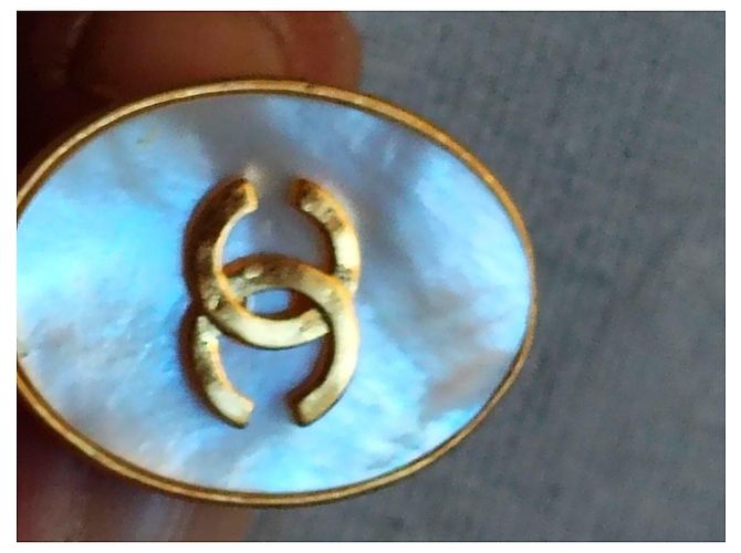 Orecchini Chanel CC in madreperla e metallo dorato Bianco D'oro - vista 2