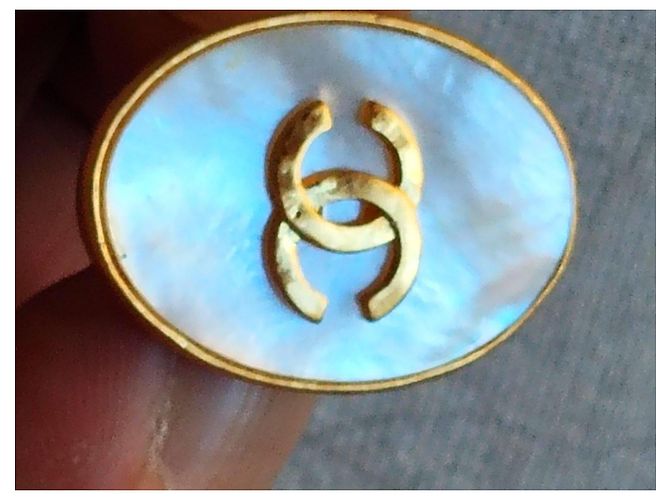 Orecchini Chanel CC in madreperla e metallo dorato Bianco D'oro - vista 3