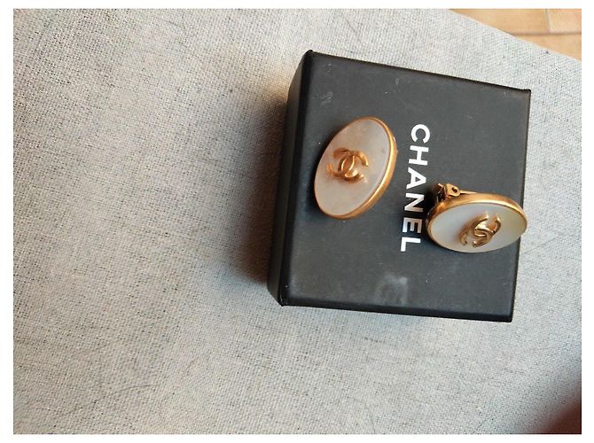 Orecchini Chanel CC in madreperla e metallo dorato Bianco D'oro - vista 4