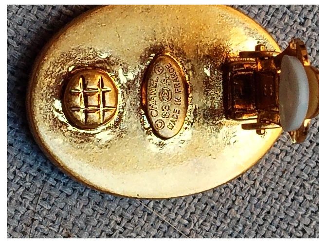 Orecchini Chanel CC in madreperla e metallo dorato Bianco D'oro - vista 6