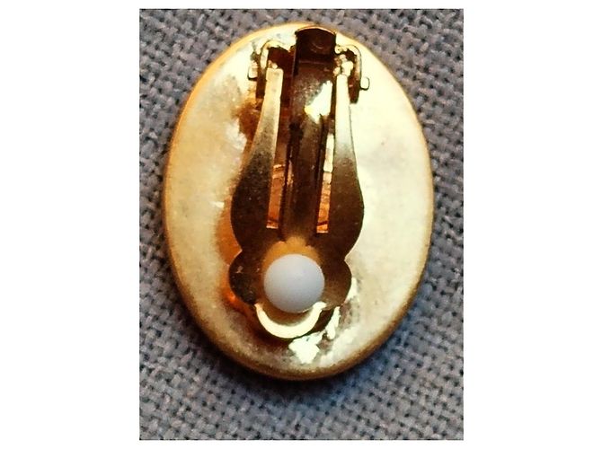 Orecchini Chanel CC in madreperla e metallo dorato Bianco D'oro - vista 7