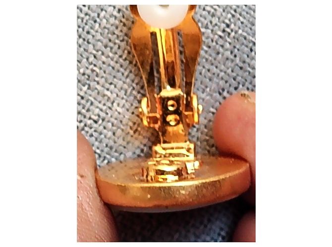 Orecchini Chanel CC in madreperla e metallo dorato Bianco D'oro - vista 9