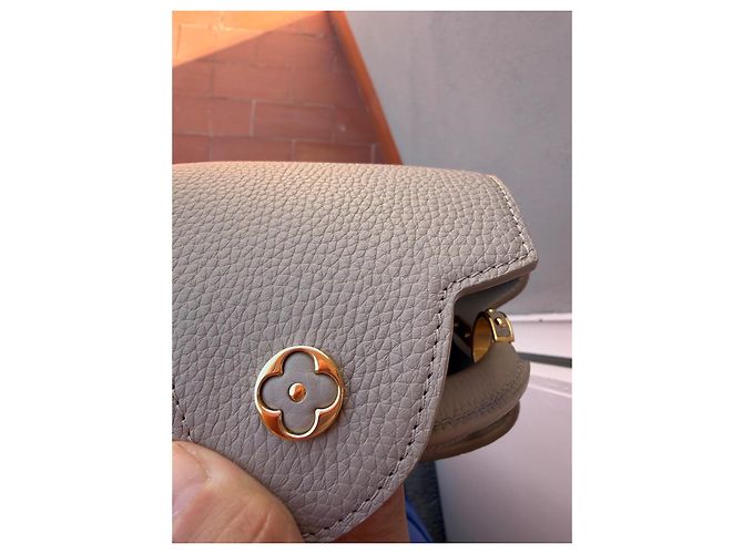 Louis Vuitton Capucines Handtasche Grau Leder Gold hardware - Ansicht 9