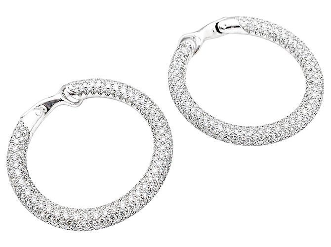Orecchini a cerchio "Tube", Chaumet, oro bianco e diamanti. - vista 4