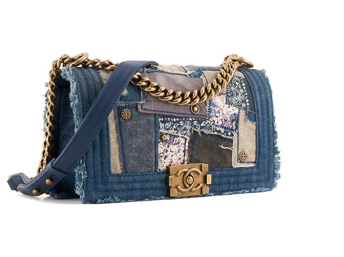 CHANEL - Chanel Boy Schultertasche medium aus blauem Patchwork-Denim - Ansicht 2