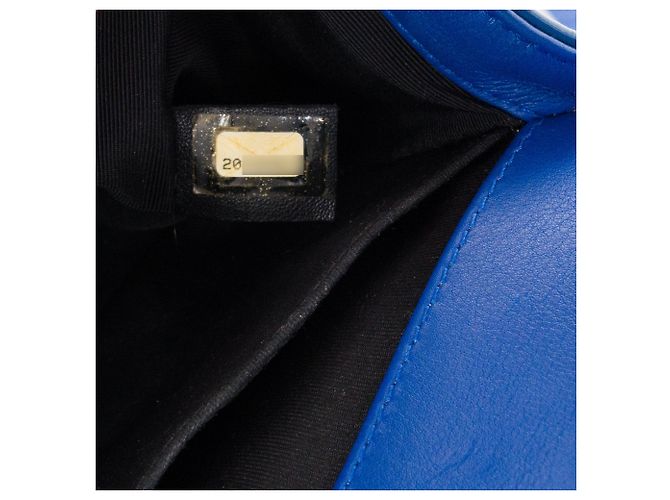 CHANEL - Chanel Boy Schultertasche medium aus dunkelblauem Lackleder Marineblau - Ansicht 10