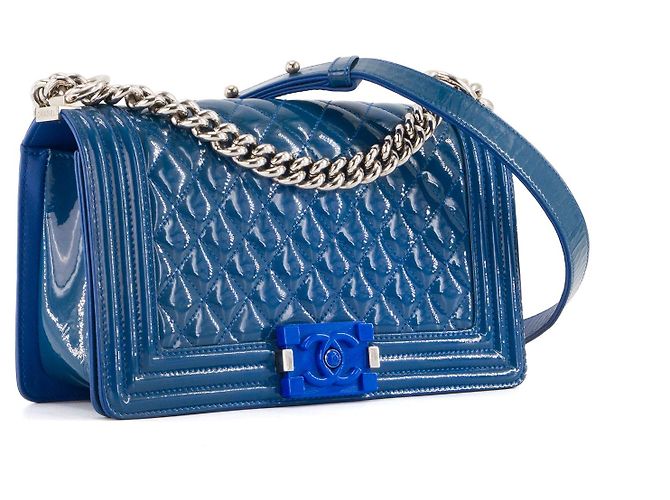 CHANEL - Chanel Boy Schultertasche medium aus dunkelblauem Lackleder Marineblau - Ansicht 2