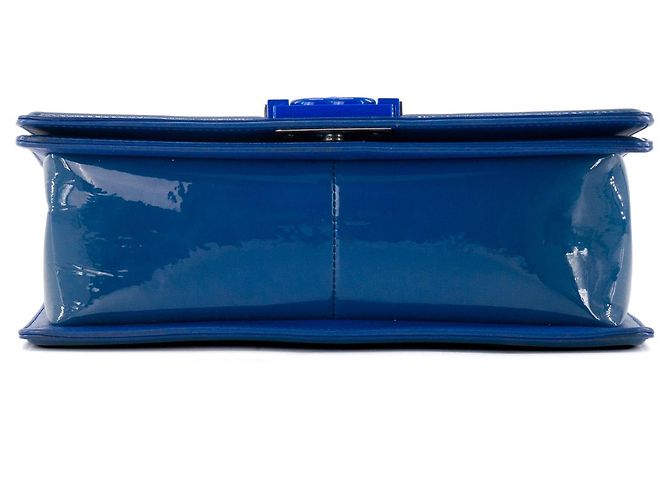 CHANEL - Chanel Boy Schultertasche medium aus dunkelblauem Lackleder Marineblau - Ansicht 4