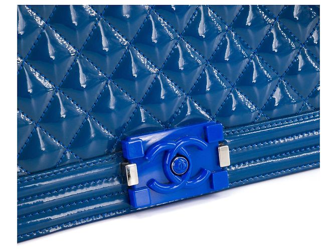 CHANEL - Chanel Boy Schultertasche medium aus dunkelblauem Lackleder Marineblau - Ansicht 5