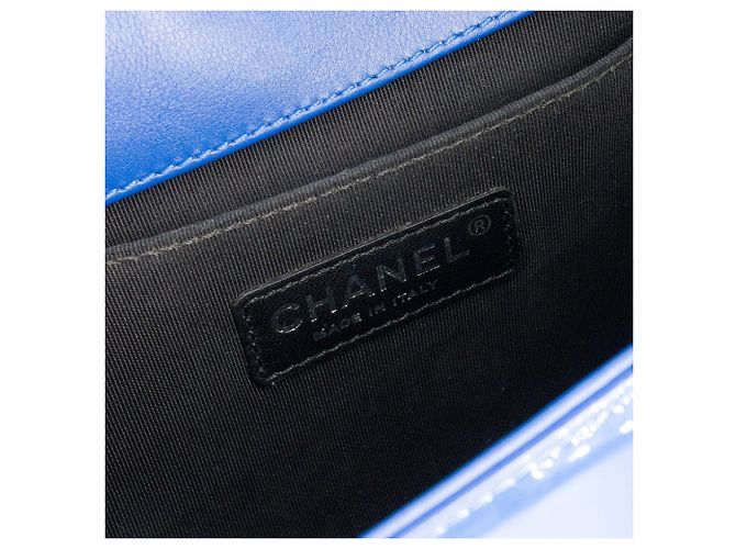 CHANEL - Chanel Boy Schultertasche medium aus dunkelblauem Lackleder Marineblau - Ansicht 8