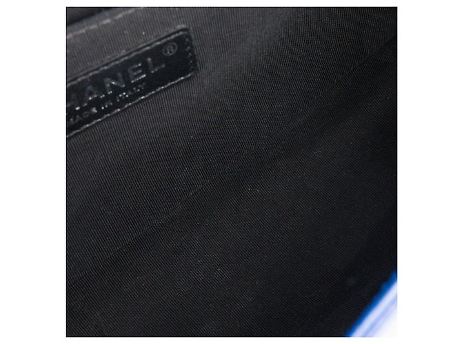 CHANEL - Chanel Boy Schultertasche medium aus dunkelblauem Lackleder Marineblau - Ansicht 9