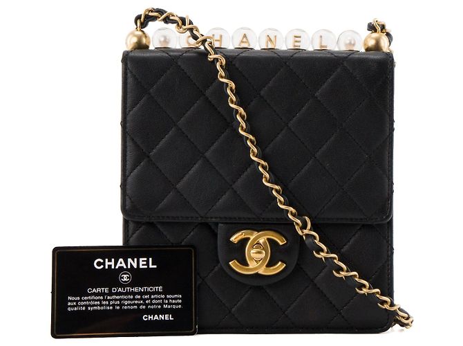CHANEL - Sac à bandoulière Chic Pearls Chanel en cuir lisse noir édition limitée - vue 11