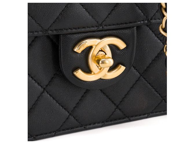CHANEL - Sac à bandoulière Chic Pearls Chanel en cuir lisse noir édition limitée - vue 4