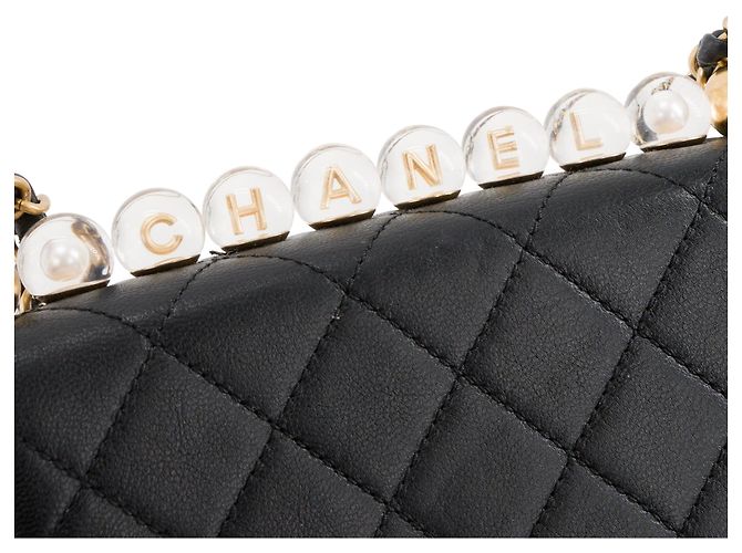 CHANEL - Sac à bandoulière Chic Pearls Chanel en cuir lisse noir édition limitée - vue 5