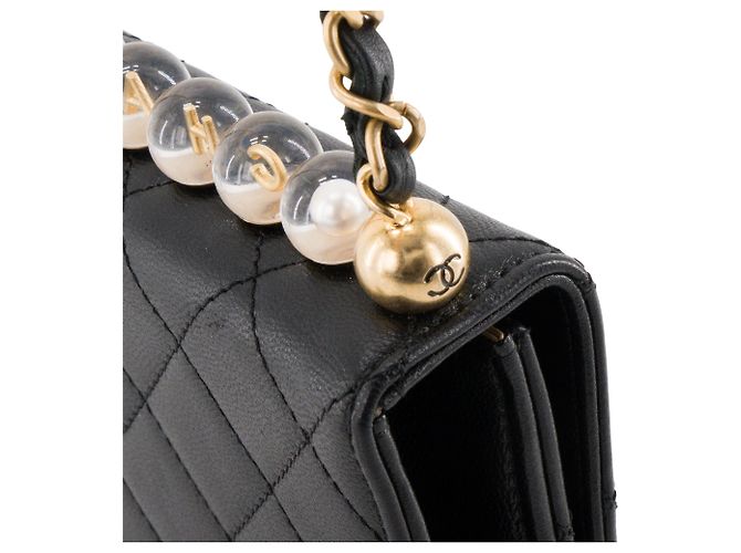 CHANEL - Sac à bandoulière Chic Pearls Chanel en cuir lisse noir édition limitée - vue 6