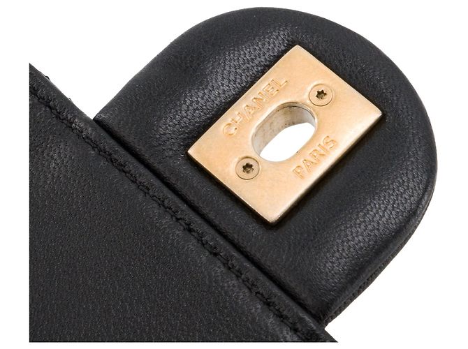 CHANEL - Sac à bandoulière Chic Pearls Chanel en cuir lisse noir édition limitée - vue 7