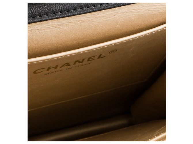 CHANEL - Sac à bandoulière Chic Pearls Chanel en cuir lisse noir édition limitée - vue 8