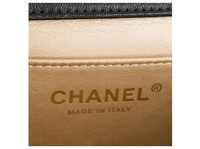 CHANEL - Sac à bandoulière Chic Pearls Chanel en cuir lisse noir édition limitée - vue 9