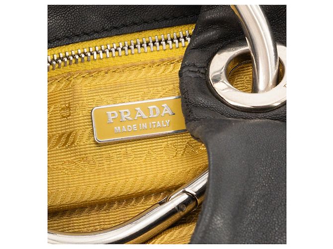 PRADA - Bolsa de mão Nappa Ring Mini Prada em couro liso preto - vista 9