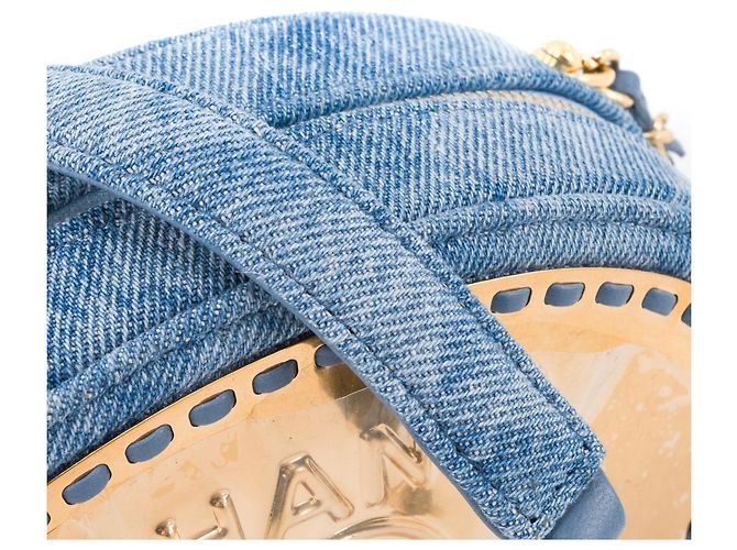 CHANEL - Borsa a tracolla Oval CC Chanel in denim blu e metallo dorato - vista 6