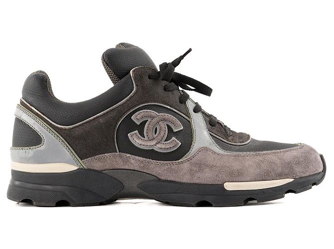 CHANEL - Sneakers CC Logo in pelle martellata nera e camoscio grigio (T40,5) - vista 2