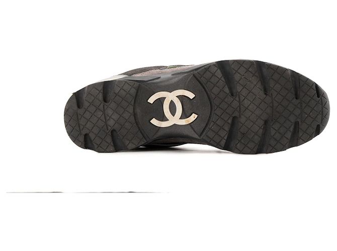 CHANEL - Sneakers CC Logo in pelle martellata nera e camoscio grigio (T40,5) - vista 3