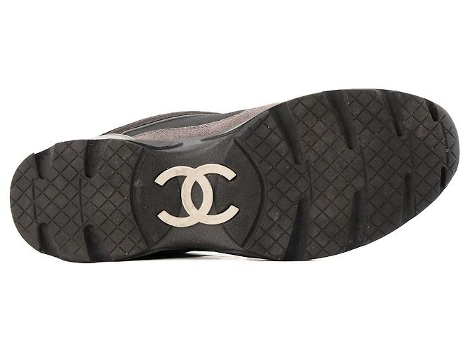CHANEL - Sneakers CC Logo in pelle martellata nera e camoscio grigio (T40,5) - vista 4