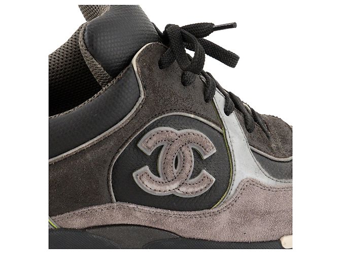 CHANEL - Sneakers CC Logo in pelle martellata nera e camoscio grigio (T40,5) - vista 5