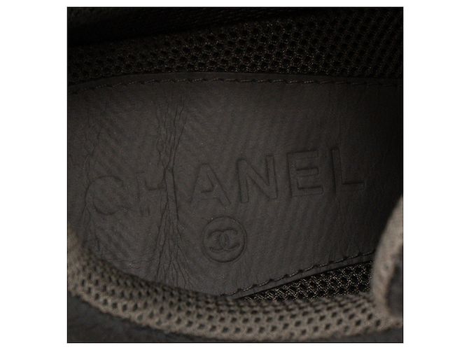 CHANEL - Sneakers CC Logo in pelle martellata nera e camoscio grigio (T40,5) - vista 7